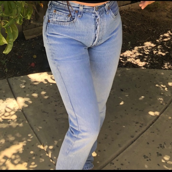 Light wash Levi’s mom jeans - Picture 4 of 4